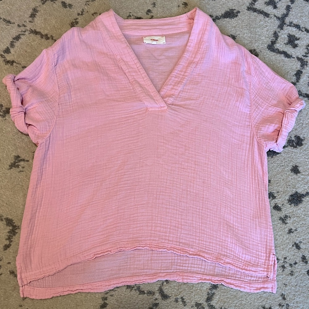 XiRENA 100% cotton Avery rolled sleeve v neck top - light pink - XS